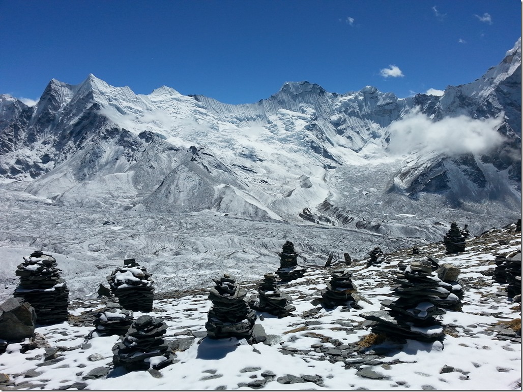 Cairns and views on Chukhung Ri