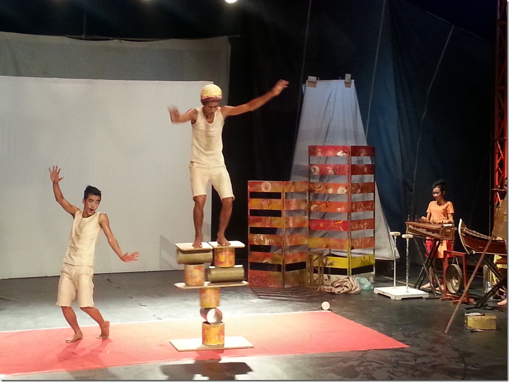 A couple of the talented Phare performers